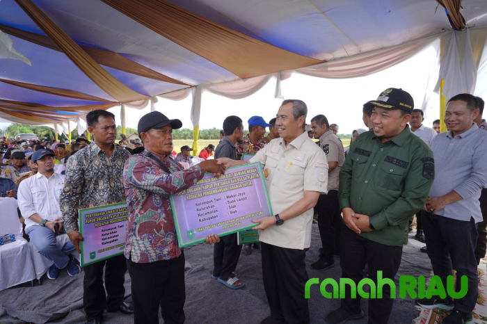 Panen Raya di Siak, Gubri Syamsuar serahkan Berbagai Bantuan